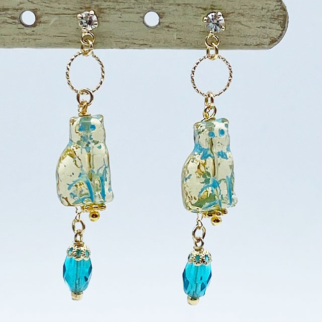 小さなお座り猫とハートのピアス　クリアブルー Yukie Takahashi