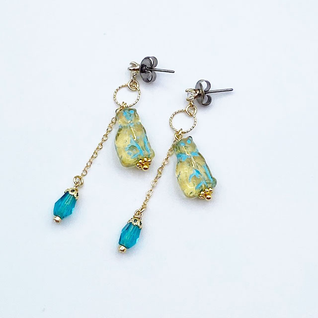 小さなお座り猫とハートのピアス　クリアブルー Yukie Takahashi