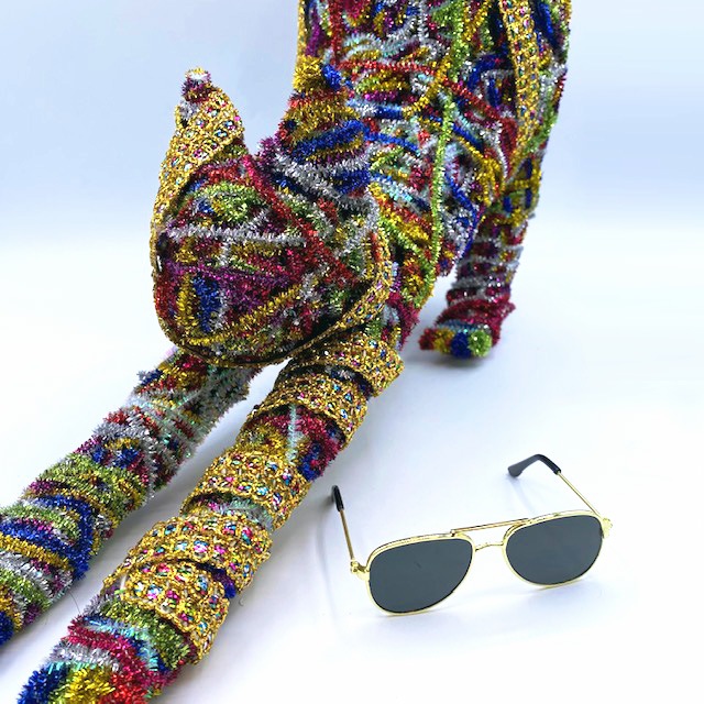 マークン・ネコガスキー　伸びをする大きなパリピ猫ちゃん　ライフサイズ