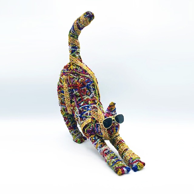 マークン・ネコガスキー　伸びをする大きなパリピ猫ちゃん　ライフサイズ