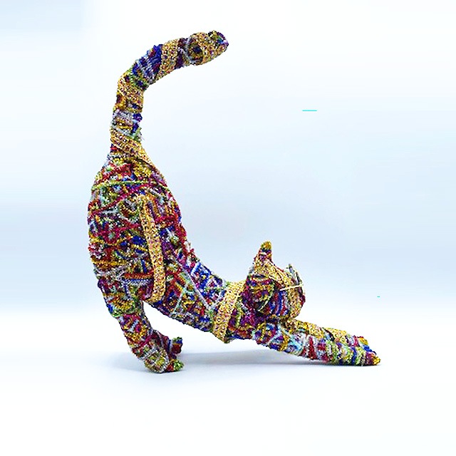 マークン・ネコガスキー　伸びをする大きなパリピ猫ちゃん　ライフサイズ