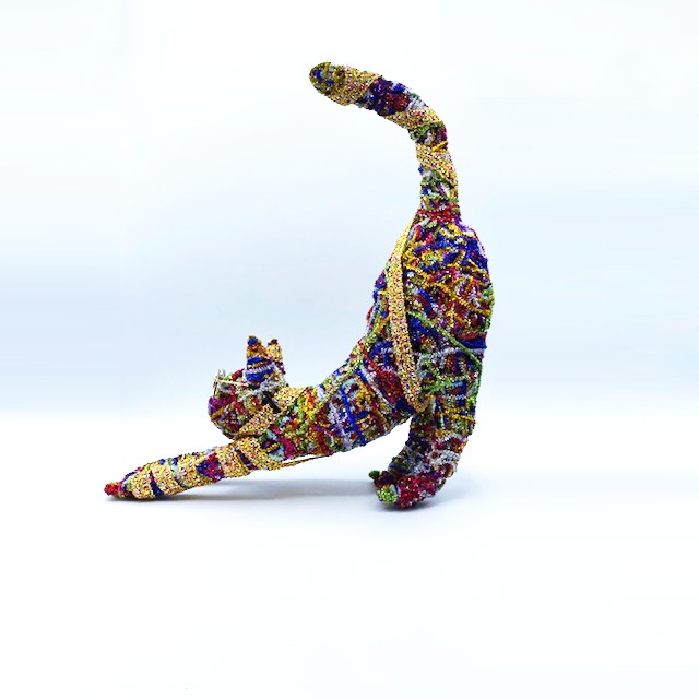 マークン・ネコガスキー　伸びをする大きなパリピ猫ちゃん　ライフサイズ