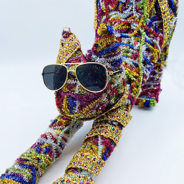 マークン・ネコガスキー　伸びをする大きなパリピ猫ちゃん　ライフサイズ