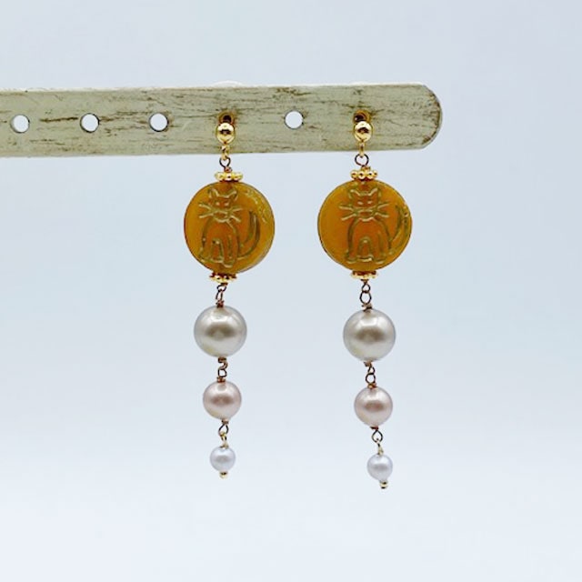 丸型猫柄のピアス チェコビーズ×スワロフスキー3連パール Yukie Takahashi