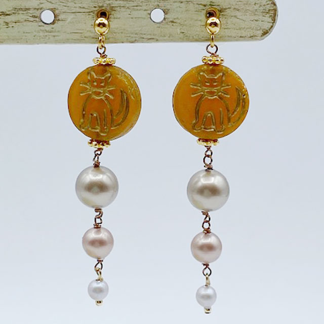 丸型猫柄のピアス チェコビーズ×スワロフスキー3連パール Yukie Takahashi