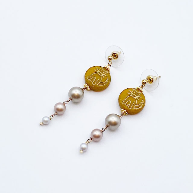 丸型猫柄のピアス チェコビーズ×スワロフスキー3連パール Yukie Takahashi