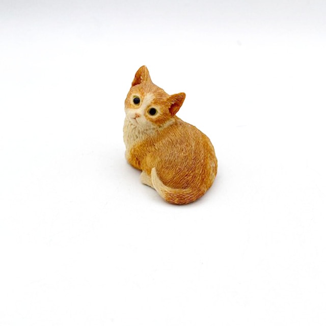 シェラット＆シンプソン 猫フィギュリン 見上げる香箱座りの茶トラ白猫ちゃん　Sherratt & Simpson