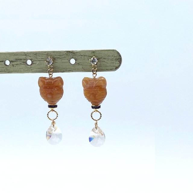 小さな猫の顔型のピアス　チェコビーズ x スワロフスキークリスタル　髙橋幸恵デザイン