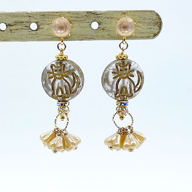 丸型猫柄のピアス　チェコビーズ x スワロフスキークリスタル　Yukie Takahashi