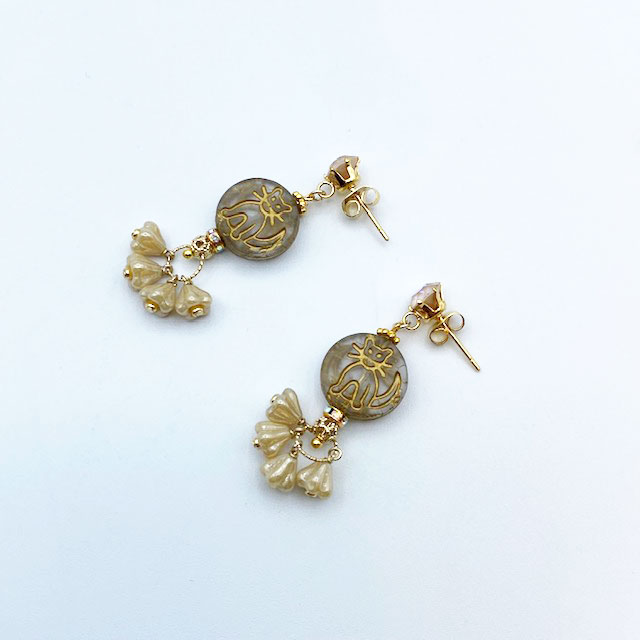 丸型猫柄のピアス　チェコビーズ x スワロフスキークリスタル　Yukie Takahashi