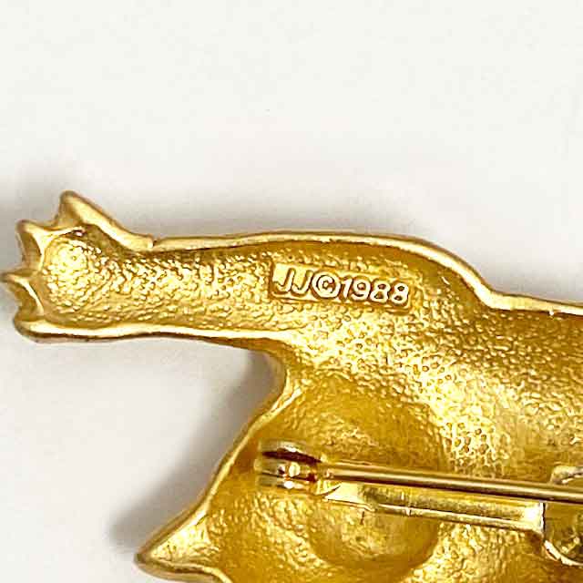 JJ Jonette 猫のヴィンテージブローチ上る縞猫 ピューター製