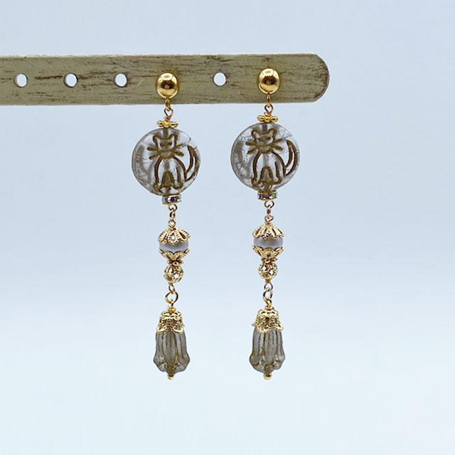 丸型猫柄のピアス チェコビーズ x スワロフスキーパール Yukie Takahashi