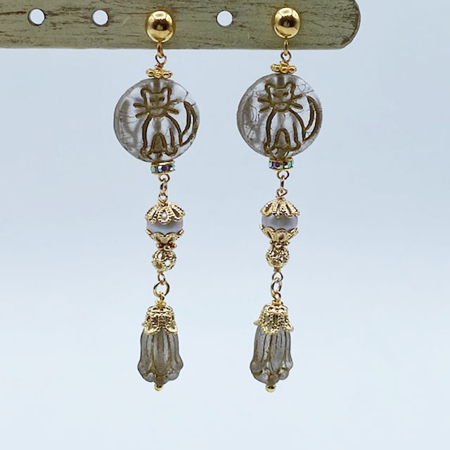 丸型猫柄のピアス チェコビーズ x スワロフスキーパール Yukie Takahashi