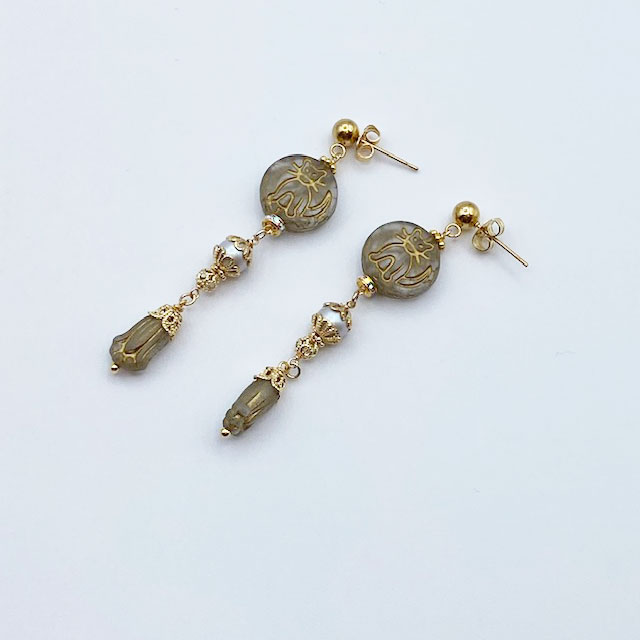 丸型猫柄のピアス チェコビーズ x スワロフスキーパール Yukie Takahashi