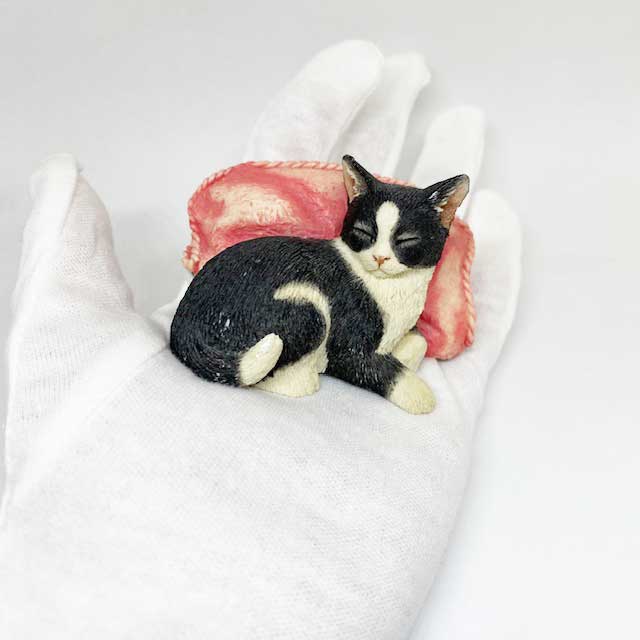 シェラット&シンプソン ピンクのクッションに寄りかかる黒白ハチワレ猫ちゃん Sherratt and Simpson