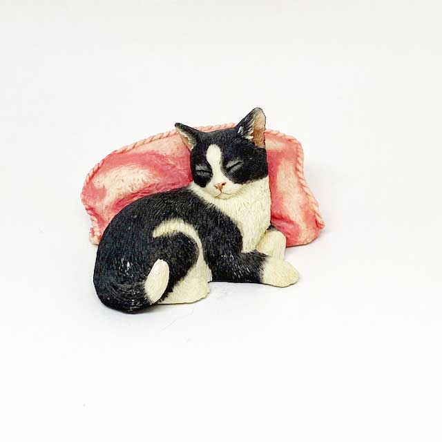 シェラット&シンプソン ピンクのクッションに寄りかかる黒白ハチワレ猫ちゃん Sherratt and Simpson