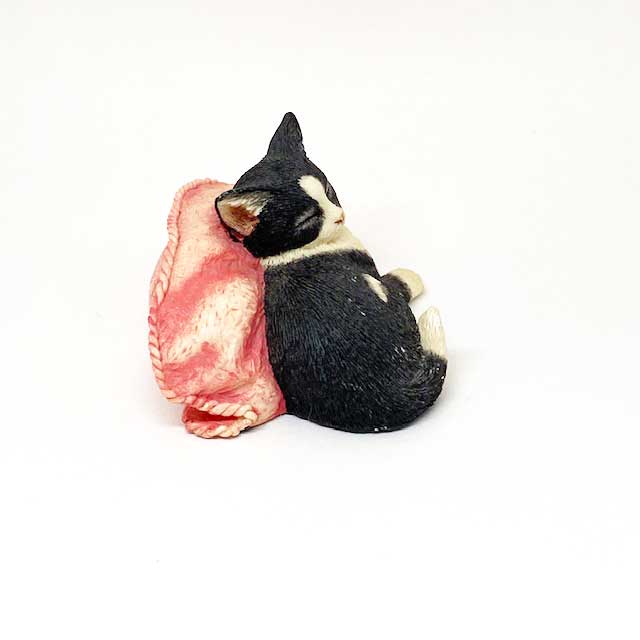 シェラット&シンプソン ピンクのクッションに寄りかかる黒白ハチワレ猫ちゃん Sherratt and Simpson