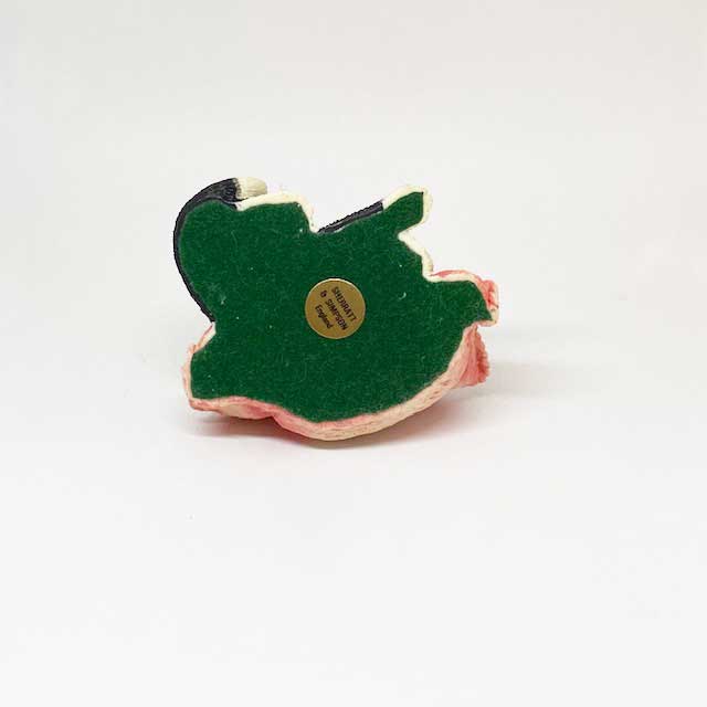 シェラット&シンプソン ピンクのクッションに寄りかかる黒白ハチワレ猫ちゃん Sherratt and Simpson