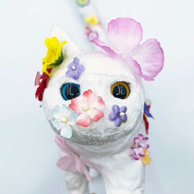 マークン・ネコガスキー　大きなお花の歩く白猫ちゃん　オッドアイ　ちりめん