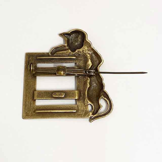 JJ Jonette フレームをのぞく猫のブローチ ブロンズトーン