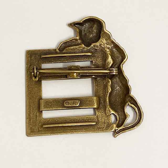 JJ Jonette フレームをのぞく猫のブローチ ブロンズトーン