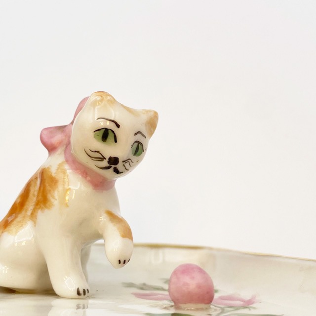 リボンを付けた猫ちゃんと薔薇の絵のピンディッシュ アクセサリートレイ 1930年頃アンティーク