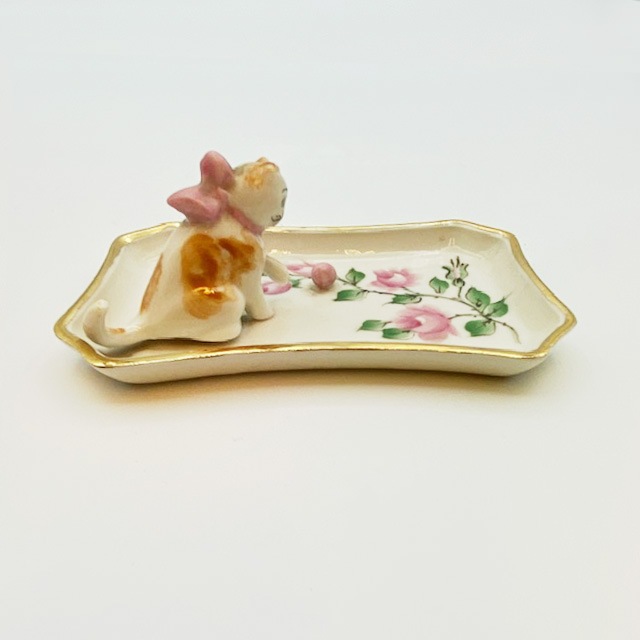 リボンを付けた猫ちゃんと薔薇の絵のピンディッシュ アクセサリートレイ 1930年頃アンティーク