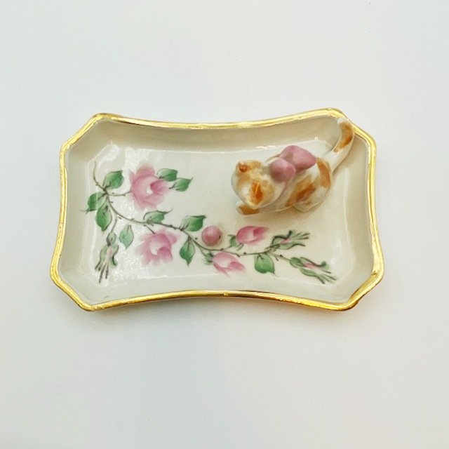 リボンを付けた猫ちゃんと薔薇の絵のピンディッシュ アクセサリートレイ 1930年頃アンティーク