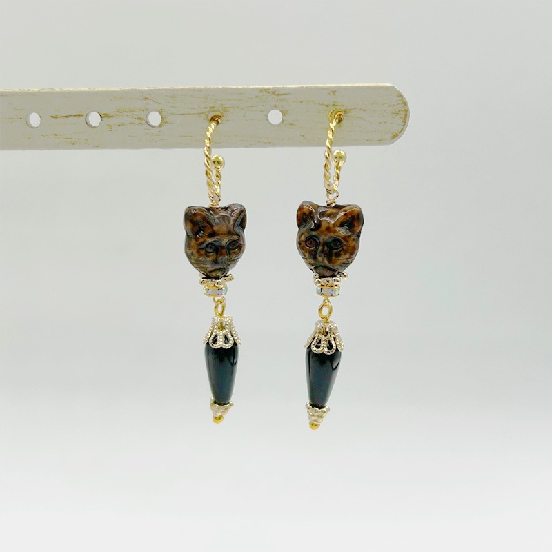 サビ猫色のチェコビーズの猫ピアス　Yukie Takahashi