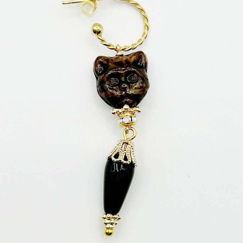 サビ猫色のチェコビーズの猫ピアス Yukie Takahashi TIM & SAILOR