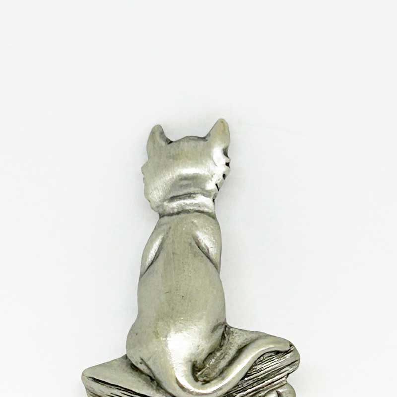 MALI　猫のヴィンテージブローチ　ねずみの本の上に座る猫　ピューター製 1995年