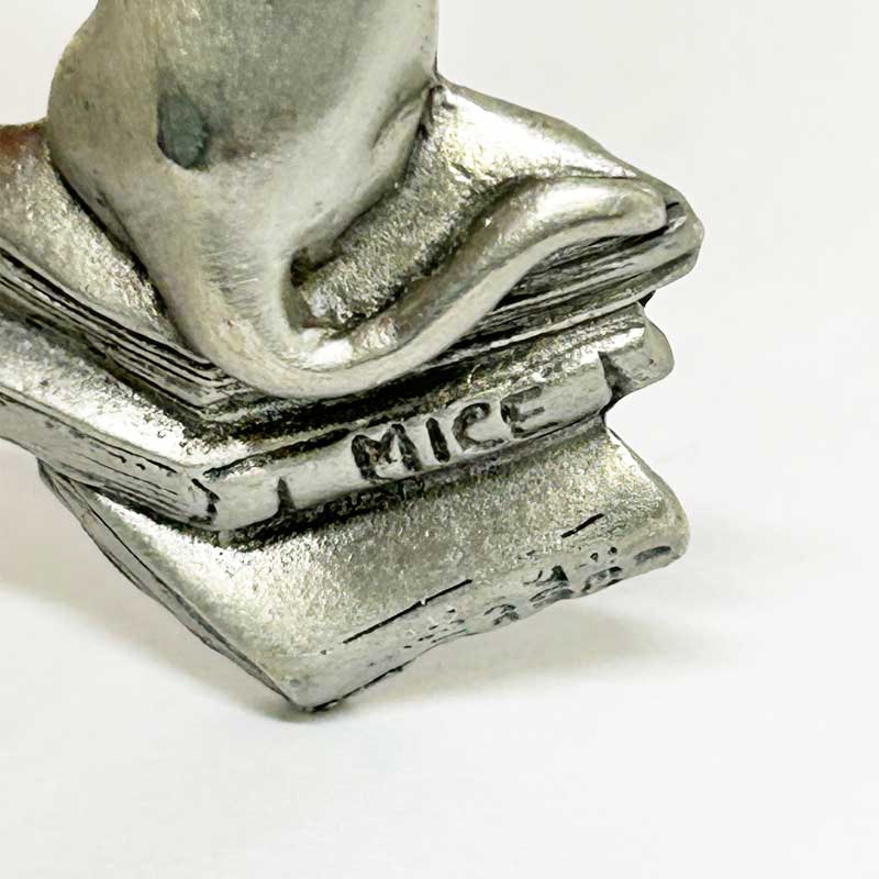 MALI　猫のヴィンテージブローチ　ねずみの本の上に座る猫　ピューター製 1995年