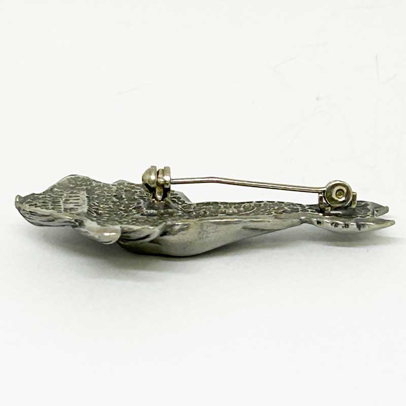 MALI　猫のヴィンテージブローチ　ねずみの本の上に座る猫　ピューター製 1995年