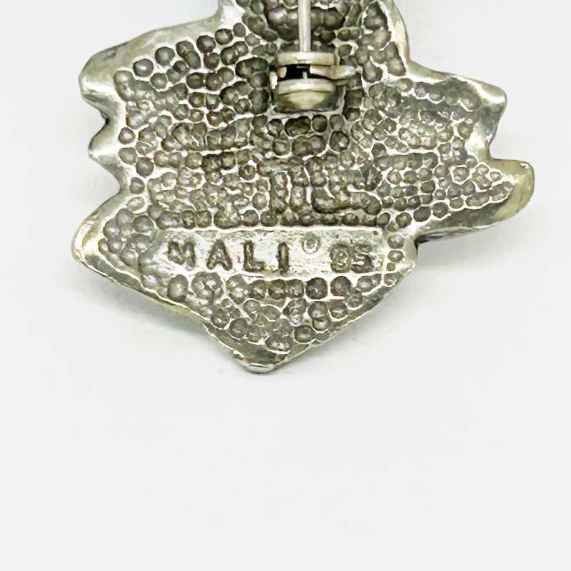 MALI　猫のヴィンテージブローチ　ねずみの本の上に座る猫　ピューター製 1995年