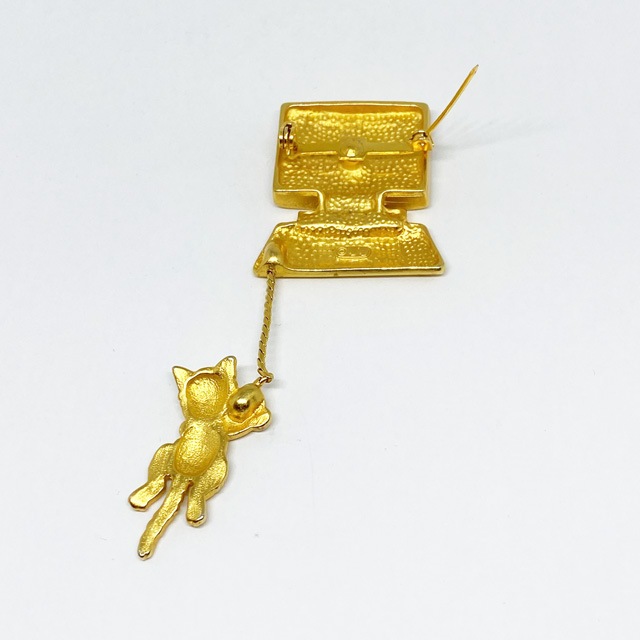 JJ Jonette Jewelry マウスで遊ぶ猫のブローチ ジェイジェイ