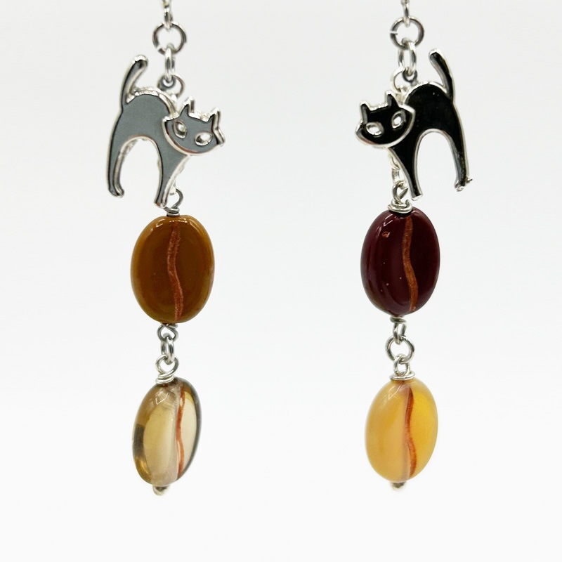 猫チャームと珈琲ビーンズのピアス　Yukie Takahashi