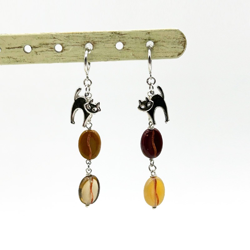 猫チャームと珈琲ビーンズのピアス　Yukie Takahashi