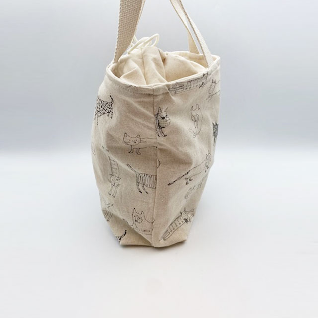 ゆるい猫イラスト柄のきんちゃく風トートバッグ　ハンドメイド布バッグ My Cotton