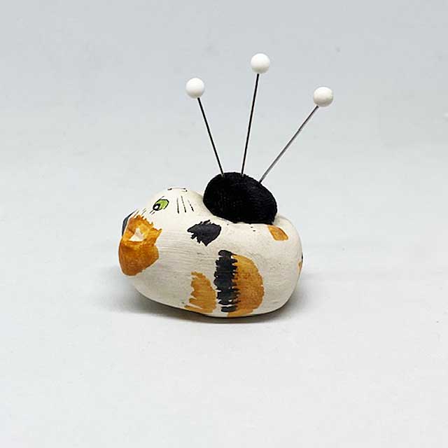 メリーフィールドポッタリー ごろ寝　サバトラ猫のピンクッション素焼きの猫の針山　Merryfield Pottery