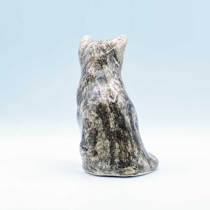 ウィンスタンレイキャット お座りサバトラ白猫ちゃん Winstanley Cat