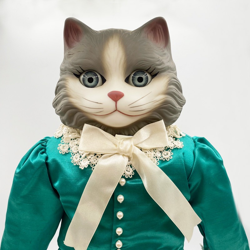 Betty Jane Carter / Goebel オルゴール付きポーセリンキャット 長靴をはいた猫　美形の猫　ビッグサイズ 500体限定