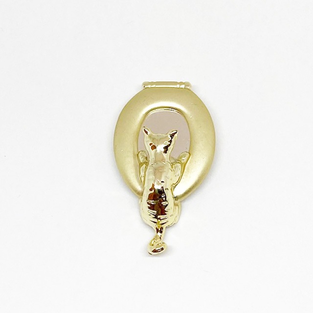 AJC　猫ちゃんのミラーブローチ　トイレで水を飲む猫ちゃんのブローチ