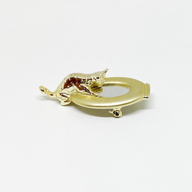 AJC　猫ちゃんのミラーブローチ　トイレで水を飲む猫ちゃんのブローチ