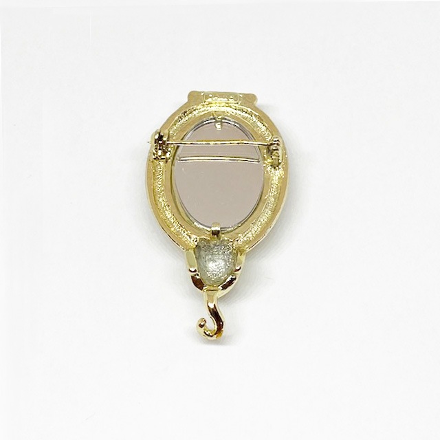 AJC　猫ちゃんのミラーブローチ　トイレで水を飲む猫ちゃんのブローチ