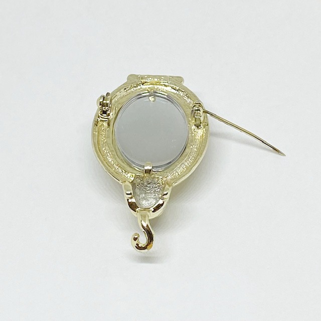 AJC　猫ちゃんのミラーブローチ　トイレで水を飲む猫ちゃんのブローチ