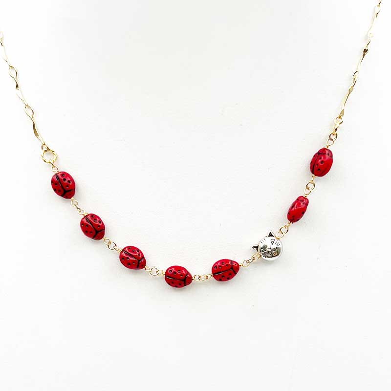 チェコ製テントウムシのビーズと猫チャームのネックレス Yukie Takahashi