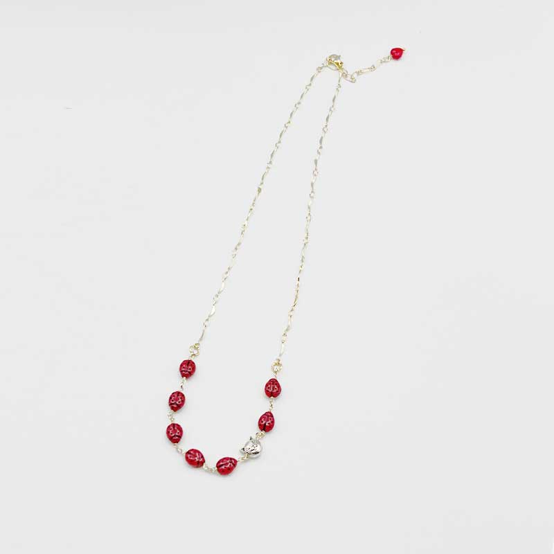 チェコ製テントウムシのビーズと猫チャームのネックレス Yukie Takahashi