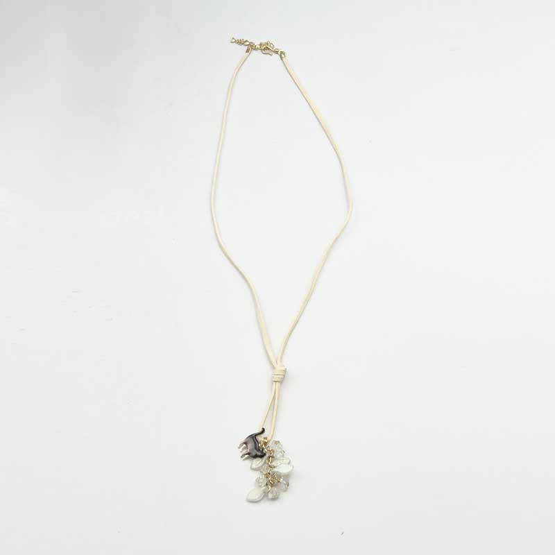 猫チャームとチェコ製花ビーズの紐ネックレス Yukie Takahashi