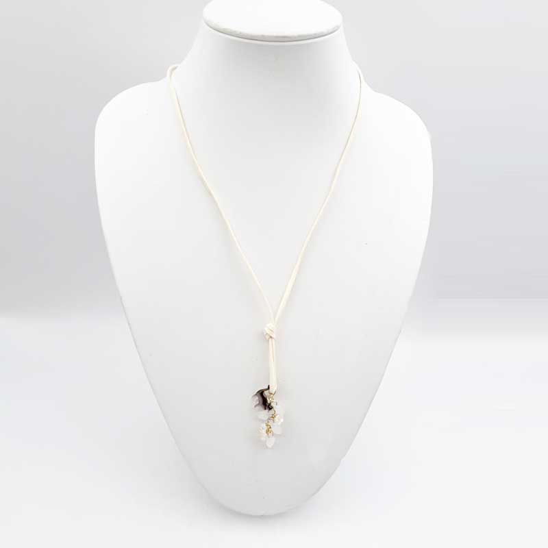 猫チャームとチェコ製花ビーズの紐ネックレス Yukie Takahashi