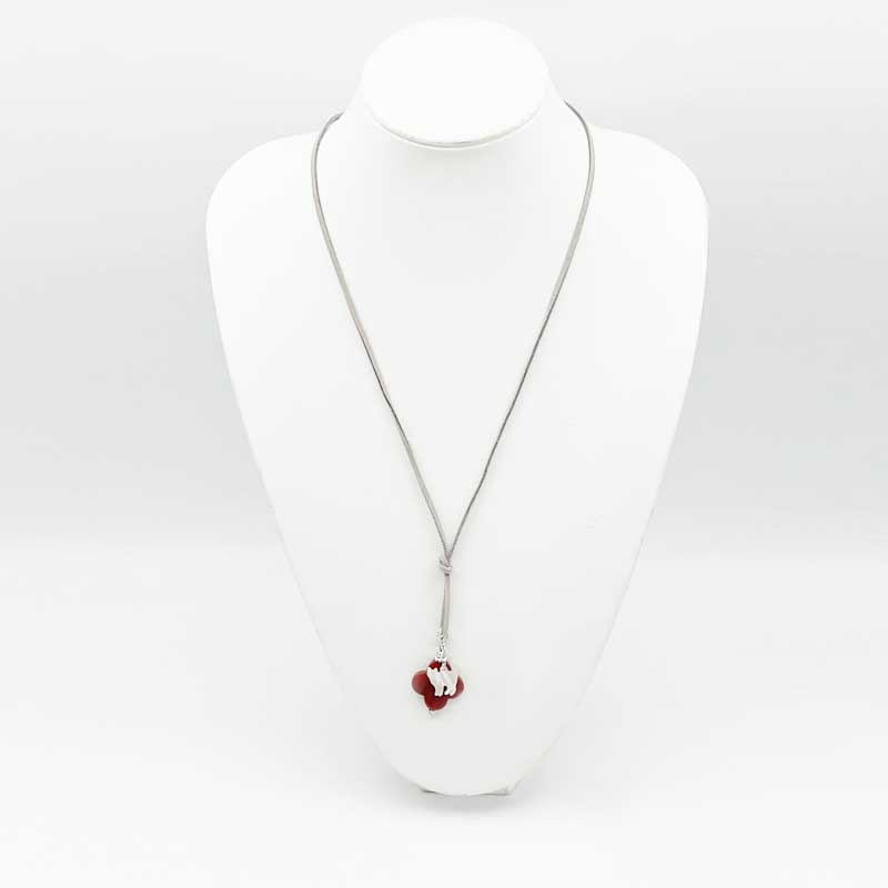 白猫チャームと赤アゲートの紐ネックレス Yukie Takahashi